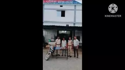 ग्राम दतान में अवैध शराब परिवहन करते एक मोटरसाइकिल के साथ आरोपी को लवन पुलिस ने किया गिरफ्तार
