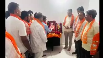 જાંબુઘોડા: જાંબુઘોડા ભાજપ કાર્યાલય ખાતે ડૉ.શ્યામા પ્રસાદ મુખર્જીના બલિદાન દિવસ પર પુષ્પાંજલિ અર્પણ કરાઈ.