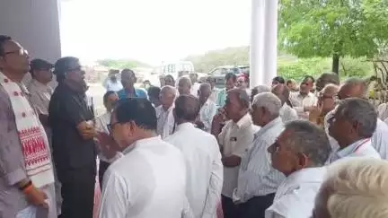 महोबा: कलेक्ट्रेट में पेंशन संशोधन के खिलाफ गांधी टोपी पहनकर उतरे पेंशनर्स, शांतिपूर्ण प्रदर्शन कर सौंपा ज्ञापन