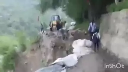 चिड़गांव: खाबल गांव को जोड़ने वाली सड़क बारिश से धसने के कारण बंद, बाजारों से कटा लोगों का संपर्क
