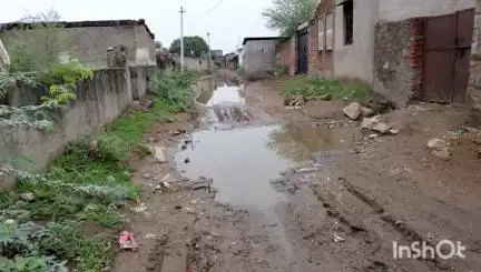 आसीन्द: आसींद बड़ा खेड़ा में आम रास्ते पर जगह-जगह हो रहा है कीचड़ नालियां भी नहीं ग्रामीणों ने उठाई मांग #jansamsya
