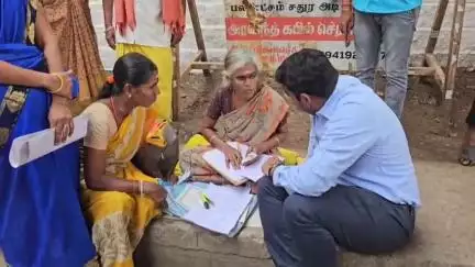திண்டுக்கல் மேற்கு: மாவட்ட ஆட்சியர் அலுவலக நுழைவாயில் முன்பு தரையில் அமர்ந்து மனுக்கள் எழுதும் நபர்களை சந்தித்து குறைகளை கேட்டு அறிந்த மாவட்ட ஆட்சியர்
