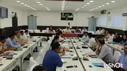 मुंगेर: संग्रहालय सभागार में जिलाधिकारी अरविन्द कुमार ने विभिन्न विभागों के साथ साप्ताहिक समीक्षा बैठक की