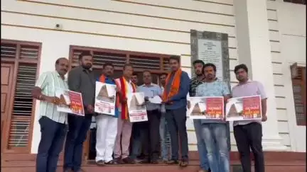 ಮೈಸೂರು: ಚಾಮುಂಡಿ ಬೆಟ್ಟ ಸೇರಿದಂತೆ ಮುಜರಾಯಿ ಇಲಾಖೆಯ ದೇವಸ್ಥಾನಗಳಲ್ಲಿ ವಸ್ತ್ರ ಸಂಹಿತೆ ಜಾರಿಗಾಗಿ ಭಕ್ತಾದಿಗಳಿಂದ ಸಹಿ ಸಂಗ್ರಹ