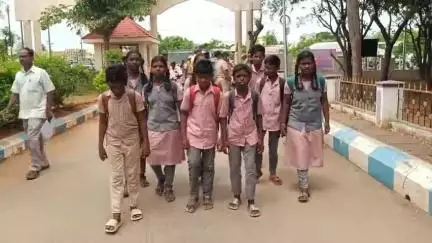 உடையார்பாளையம்: மதுபான கடையை தாண்டி நிற்கும் அரசு பேருந்து, நேரத்திற்கு பள்ளிக்கு கொண்டு செல்ல ஜெ.சுத்தமல்லி மாணவர்கள் கோரிக்கை #localissue