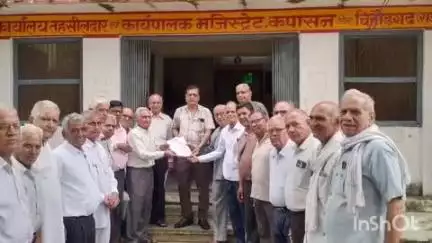कपासन: कपासन में पेंशनर्स ने विरोध प्रदर्शन कर नए विधेयक को SC के फैसलों का उल्लंघन बताया, PM के नाम TDR को ज्ञापन सौंपा