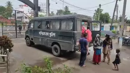 নাকাশিপাড়া: বধূ নির্যাতনের অভিযোগে নাকাশিপাড়ার মানিকনগর থেকে তিন ব্যক্তিকে গ্রেফতার করে আদালতে পাঠালো পুলিশ
