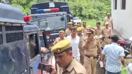 कन्नौज: गैंगस्टर कोर्ट में पेशी के लिए पहुंचे पूर्व सपा नेता नवाब सिंह यादव और नीलू यादव, सुरक्षा के लिए भारी पुलिस फोर्स तैनात