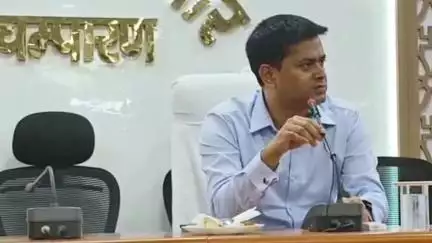 बेतिया: डीएम के नाम से फर्जी फेसबुक आईडी बनाकर लोगों को फ्रेंड रिक्वेस्ट भेजने के मामले में साइबर थाने में शिकायत