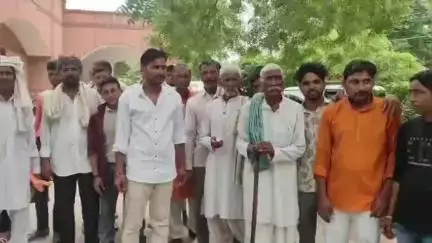 छाता: गांव विलौडा में चकबंदी को लेकर ग्रामीण पहुंचे डीएम कार्यालय, कर्मचारियों पर भ्रष्टाचार का लगाया आरोप #jansamasya