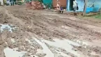 बहोरीबंद: बाकल से पिपरिया मार्ग कीचड़ में हुआ तब्दील, बाइक चालक गिरकर हो रहे घायल #jansamasya