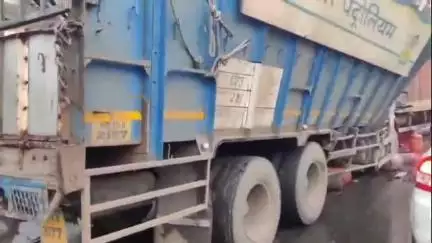 राजगढ़: राजगढ़ के बड़े पुल पर दो ट्रकों के बीच हुई टक्कर, एक व्यक्ति की मौत व 5 लोग हुए घायल