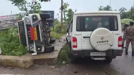 कोंडागांव: पप्पू ढाबा चौक के पास आदिवासी विकास विभाग के उपायुक्त की बोलेरो को क्रूज़र ने उड़ाया, कोई हताहत नहीं