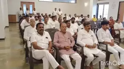 વઢવાણ: પ્લેન દુર્ઘટનામાં મ્રુત્યુ પામેલા દિવંગતોને શ્રધ્ધાંજલી આપવા કમલમ્ ખાતે પ્રાર્થનાસભા યોજાઇ