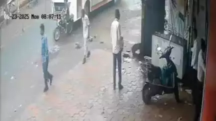 शिवपुरी नगर: ग्वालियर बायपास पर बस ने बाइक को कुचला, बाल-बाल बचा युवक; CCTV वीडियो आया सामने