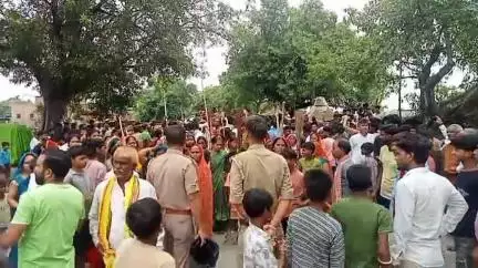 बांसडीह: हालपुर गांव के समीप फोर व्हीलर की टक्कर से 5 वर्षीय बालक की हुई दर्दनाक मौत, ग्रामीणों ने सड़क को किया जाम