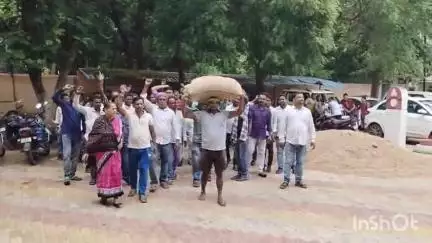 ବୀରମହାରାଜପୁର: ଧାନ ନଉଠିବା ଓ ମଣ୍ଡିରେ ଗଜା ହେବା ପ୍ରତିବାଦରେ ଉଲୁଣ୍ଡାରେ ଜିଲ୍ଲାପାଳଙ୍କ ଅଭିଯୋଗ ଶୁଣାଣିରେ ବସ୍ତା ରଖି ଚାଷୀଙ୍କ ଧାରଣା #jansamasya
