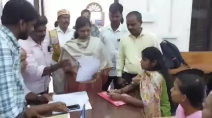 புதுக்கோட்டை: +2 படித்த ஏழை மாணவிக்கு பாலிடெக்னிக் படிப்பதற்கான பரிந்துரை கடிதம் ஆட்சியர் அலுவலகத்தில் வழங்கிய ஆட்சியர் அருணா