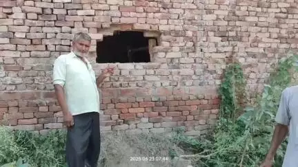 हसनपुर: रहरा में चोरों ने घर में कुमल लगाकर ढाई लाख रुपए का सामान किया चोरी