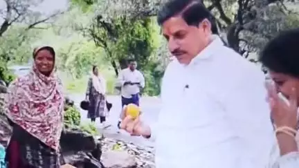 पिपरिया: पचमढ़ी के बारी आम में CM मोहन यादव का आम खरीदने और बच्चों को गले लगाने का वीडियो आया सामने