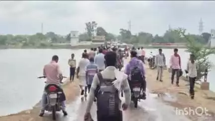 बेमेतरा: सिमगा के पुराने पुल में अनियंत्रित कार पलटी, बेमेतरा के बैंक ऑफ इंडिया के कर्मचारी की मौके पर हुई मौत