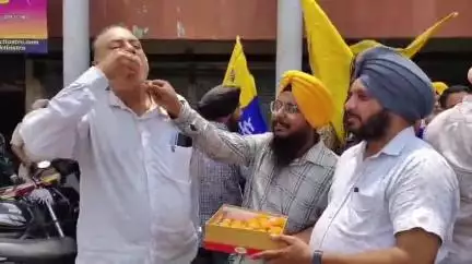 ਅੰਮ੍ਰਿਤਸਰ 2: ਲੁਧਿਆਣੇ ਦੇ ਵਿੱਚ ਚਿਮਨੀ ਝੋਨਾ ਦੇ ਵਿੱਚ ਆਮ ਆਦਮੀ ਪਾਰਟੀ ਨੇ ਜਿੱਤ ਮਿਲਣ ਤੋਂ ਬਾਅਦ ਭੰਡਾਰੀ ਪੁੱਲ ਤੇ ਆਮ ਆਦਮੀ ਪਾਰਟੀ ਕਾਰੇਕਰਤਾ ਨੇ ਮਨਾਈ