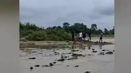 বিহপুৰীয়া: ঢেকিয়াজুলীত গাভৰু নৈয়ে মথাউৰি ছিঙাৰ ফলত জলমগ্ন প্রায় ৫ খন কৈ গাওঁ, কেইবা হাজাৰ হেক্টৰ কৃষি ভূমিও পানীৰ তলত
