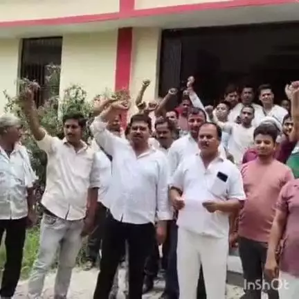 ऊंचाहार: जमुनापुर विद्युत उपकेंद्र पहुंचे उपभोक्ताओं ने बिजली कटौती के खिलाफ किया प्रदर्शन, फूटा गुस्सा
