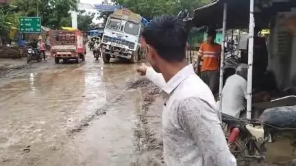 पन्ना: जहां-जहां गंदगी तहां-तहां भाजपा सलेहा तिराहा बना दुर्घटना का केंद्र। #panna #propanna #mp #treind #varil #aap