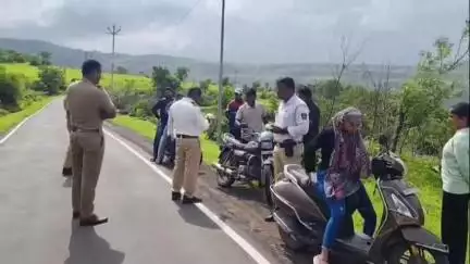 सातारा: सडावाघापूर मार्गावर मल्हार पेठ व उंब्रज पोलिसांची हुल्लडबाज पर्यटकांवर कारवाई, एकूण 59 वाहनांवर केली कारवाई