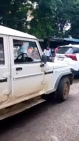 जिला सत्र न्यायालय के सामने जमे अतिक्रमण के चलते भारी जाम vip मार्ग अतिक्रम की चपेट में। अधिकारी एवं नागरिक हुए परेशान