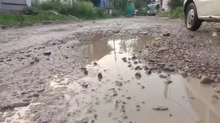 बड़सर: जौड़े अम्ब बाजार में सड़क बनी तालाब, लोगों ने लोकनिर्माण विभाग पर अनदेखी के आरोप लगाए #jansamasya