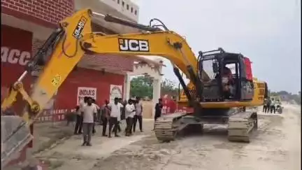 तमकुही राज: हौदा में NH 727B के भूमि पर हुए अतिक्रमण पर तमकुहीराज तहसील प्रशासन का बुलडोजर चला, 04 मकान तोड़े गए