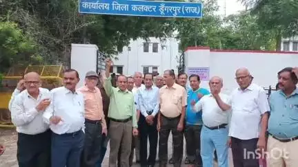 डूंगरपुर: पेंशनर समाज ने प्रधानमंत्री के नाम कलक्टर को सौंपा ज्ञापन, आठवे वेतन आयोग से मिलने वाले लाभ में छेड़छाड़ न करने की मांग
