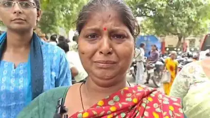 मिर्ज़ापुर: विंध्याचल धाम में माला-फूल बेचने वाली पीड़ित महिला ने कस्बा इंचार्ज के खिलाफ जिला कलेक्ट्रेट में डीएम को सौंपा ज्ञापन