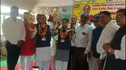 मनगवां: सरस्वती हायर सेकेण्डरी मनगवां में छात्र सम्मेलन का भव्य आयोजन, मेधावी छात्र हुए सम्मानित