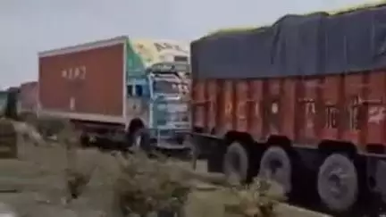 झांसी: झांसी के नेशनल हाइवे पर 15 किलोमीटर लंबा जाम, ओवर ब्रिज और बारिश ने बिगाड़े हालात, पुलिस रास्ता खुलवाने में जुटी
