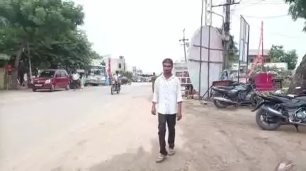 తుంగతుర్తి: సారు నేను దివ్యాంగుడును... జర మూడు చక్రాల బండి మంజూరు చేయండి: దేవునిగుట్ట తండాకు చెందిన దివ్యాంగుడు భాస్కర్