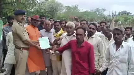 शाजापुर: आदिवासी समाज ने पुलिस अधीक्षक कार्यालय में राजपूत व्यक्ति पर अत्याचार और जातिगत अपमान का आरोप लगाया