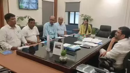 बड़गांव: जिला कलक्टर ने कलेक्ट्रेट स्थित सभागार में बिजली, पानी और स्वास्थ्य सेवाओं की समीक्षा बैठक ली