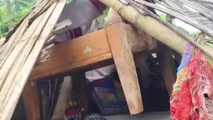নাৰায়ণপুৰ: লেটেকুপুখুৰী অঞ্চলত ধুমুহা-বৰষুণৰ তাণ্ডব,
ধুমুহাই ভাঙি তহিলং কৰিলে ঘৰৰ লগতে কেবাটাও পৰিয়ালৰ গছ গছনি