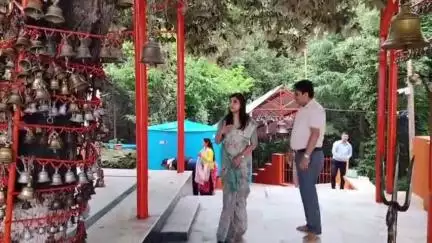 पौड़ी: नव नियुक्त जिला अधिकारी ने कंडोलिया और क्यूंकालेश्वर मंदिर में की पूजा-अर्चना
