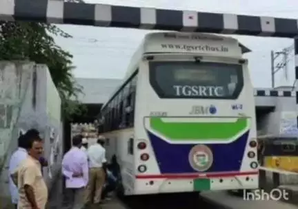 శివనగర్ అండర్ బ్రిడ్జి బారికేడ్ల మధ్య ఇరుక్కుపోయిన వరంగల్ నుంచి ప్రయాణికులతో ఖమ్మం వెళ్తున్న ఆర్టీసీ బస్సు