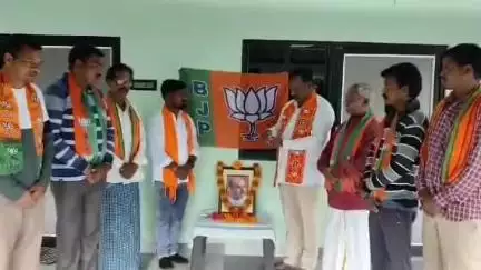 బీజేపీ ఆధ్వర్యంలో పట్టణంలో డాక్టర్ శ్యామ్ ప్రసాద్ ముఖర్జీ 72వ వర్ధంతి