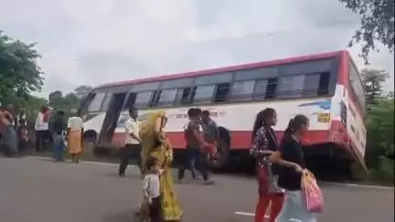 बिसवां: अमलोरा गांव के पास अनियंत्रित रोडवेज बस ने दो बाइकों और एक बैट्री ई-रिक्शा को मारी टक्कर, दुर्घटना में 3 लोग हुए घायल