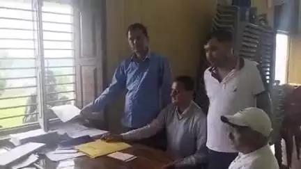 चम्पावत: जिले में पंचायत चुनाव के नामांकन पत्रों की बिक्री प्रक्रिया हाईकोर्ट की रोक के बावजूद रहेगी जारी