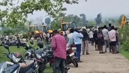 डिंडौरी: उमरिया गांव में वन विभाग ने ग्रामीणों के विरोध के बावजूद चलाया अतिक्रमण अभियान, सैकड़ों वनकर्मी व जेसीबी मशीनें शामिल
