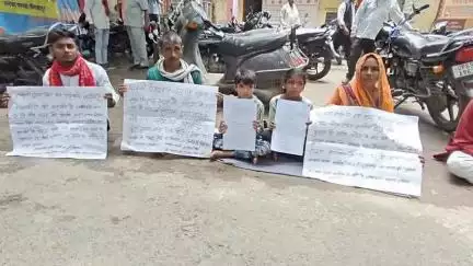 मिर्ज़ापुर: पड़री थाना क्षेत्र के चपउर खुर्द गांव के पीड़ित परिवार ने ग्राम प्रधान के खिलाफ जिला कलेक्ट्रेट में दिया धरना