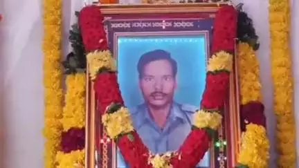 அணைக்கட்டு: கார்கில் போர் நினைவு தினம் அனுசரிப்பு - போரில் உயிரிழந்த வீரரின் குடும்பத்திற்கு கன்னிகாபுரத்தில் நினைவு பரிசு