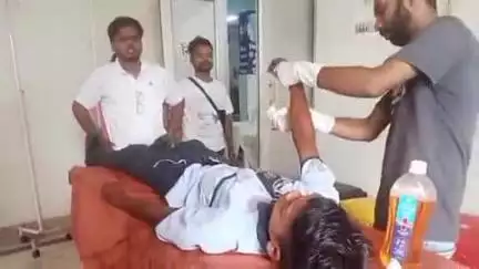 गुमला: संत इग्नासियूस स्कूल के पास कार की टक्कर से एक स्कूली छात्र घायल